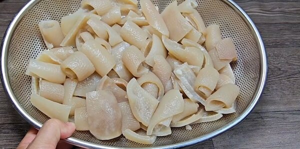 Cắt miếng vừa ăn và rửa lại với nước