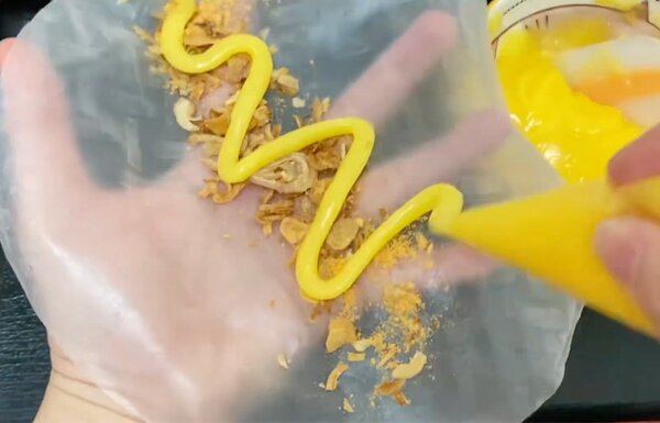 Hoàn thành sốt bơ ăn cùng bánh tráng