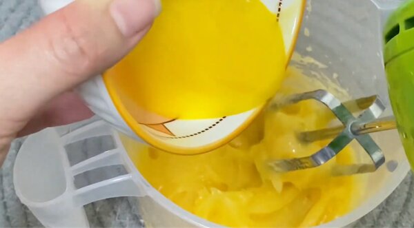 Hòa quyện bơ thực vật tạo màu vàng óng ánh