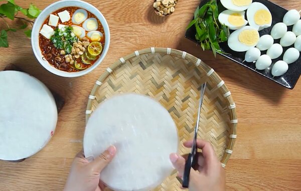 Thưởng thức cùng bánh tráng