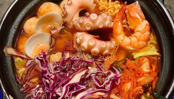 Bí quyết ăn mì cay mà da vẫn đẹp