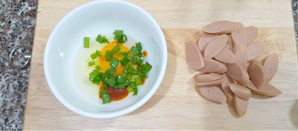 Trộn hỗn hợp trứng - hành - sa tế