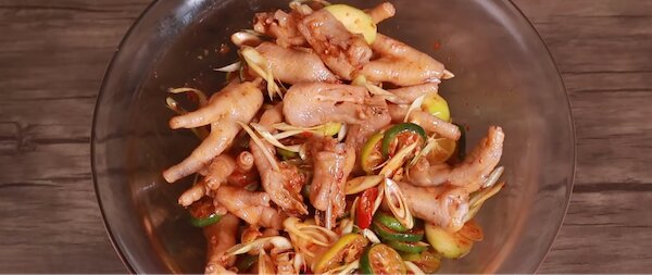 Dinh dưỡng có trong chân gà sốt thái