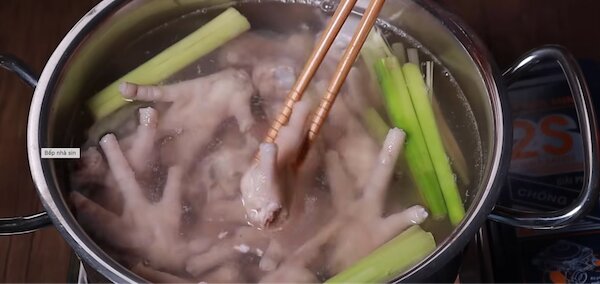 Luộc chân gà với giấm và gừng sả