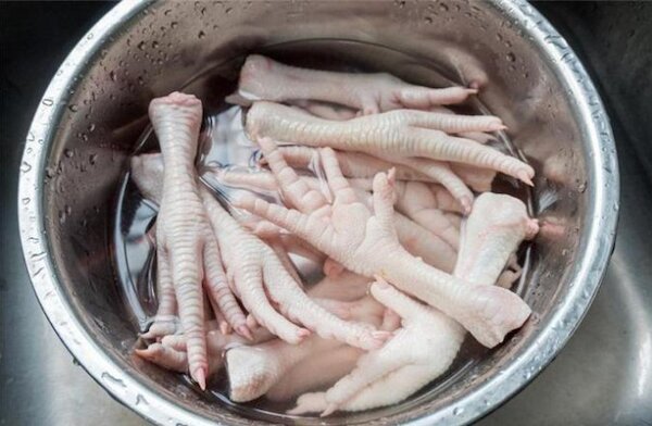 Kỹ thuật sơ chế và luộc chân gà trắng giòn
