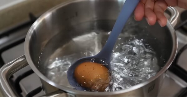 Kỹ thuật hạ trứng vào nước sôi