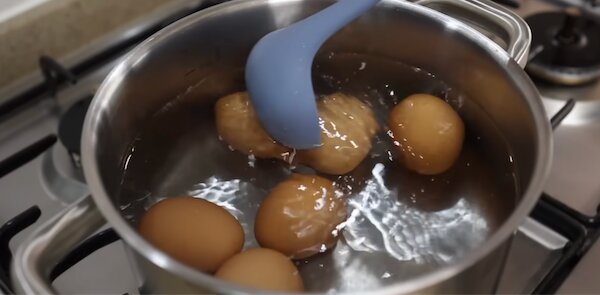 Khuấy tròn tạo tâm lòng đỏ
