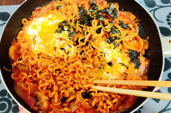 Thêm phô mai trứng và các topping mà bạn yêu thích